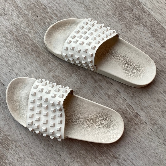 GUC white studded Steve Madden slides 7 - Picture 1 of 4